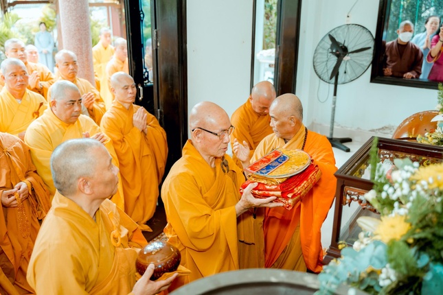 Hòa thượng Thích Tâm Viên tiếp nhận y bát và kế thế trụ trì tổ đình Linh Sơn Pháp Bảo