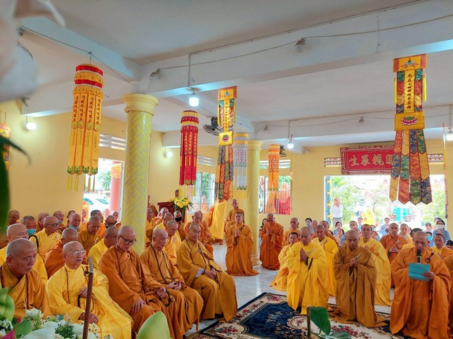 Đại diện môn đồ pháp quyến dâng lời cảm niệm công đức lên chư tôn thiền đức