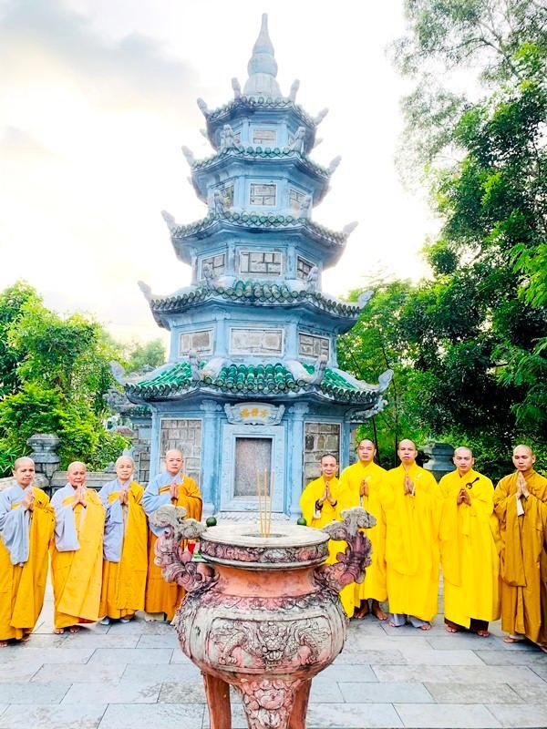 Bảo tháp cố Hòa thượng trong khuôn viên tổ đình Sắc tứ Tịnh Quang Bảo tháp cố Hòa thượng trong khuôn viên tổ đình Sắc tứ Tịnh Quang