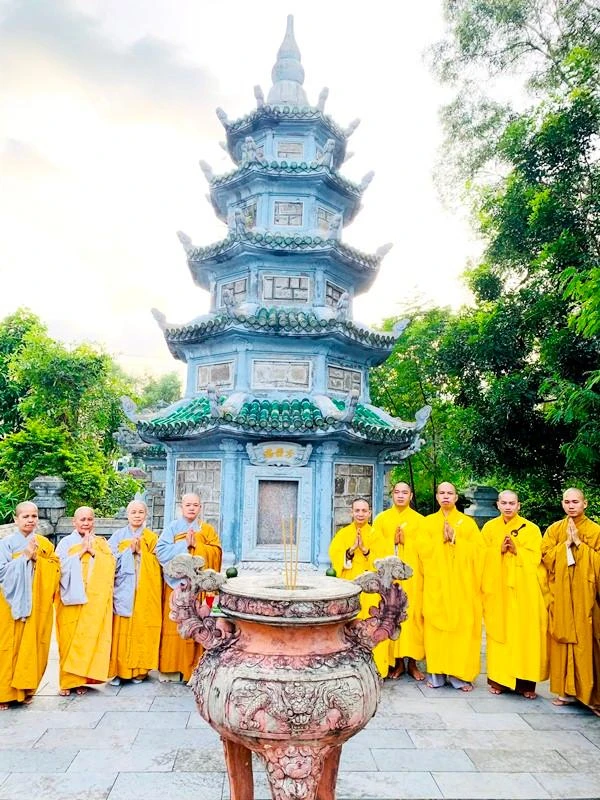 Bảo tháp cố Hòa thượng trong khuôn viên tổ đình Sắc tứ Tịnh Quang