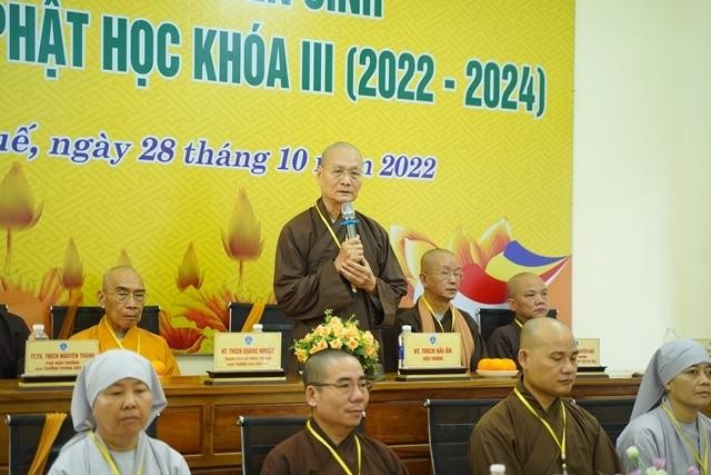 Hòa thượng Thích Hải Ấn có đôi lời trước khi thí sinh làm bài thi Hòa thượng Thích Hải Ấn có đôi lời trước khi thí sinh làm bài thi