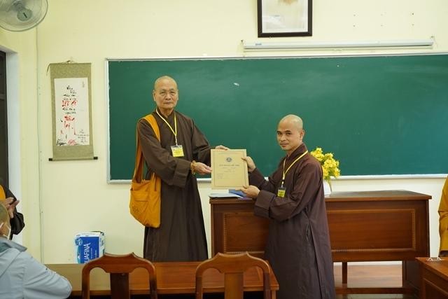 Hòa thượng Viện trưởng trao đề thi Hòa thượng Viện trưởng trao đề thi