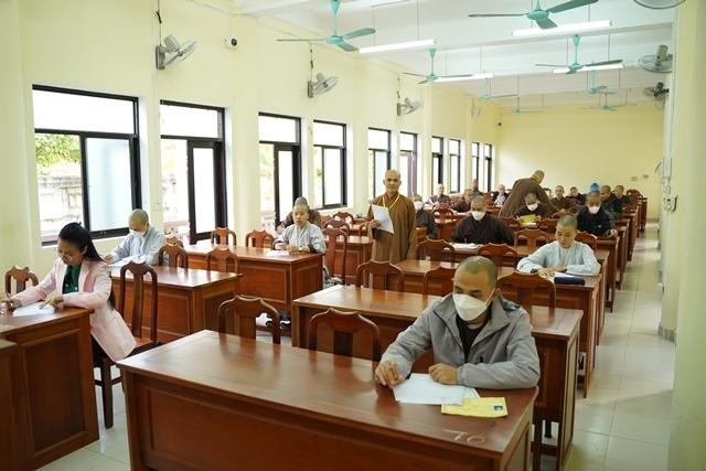 Thí sinh thạc sĩ làm bài thi Thí sinh thạc sĩ làm bài thi