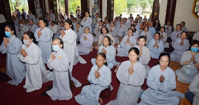 Phật tử thành kính tưởng niệm Phật tử thành kính tưởng niệm