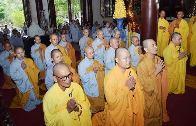 Chư Tăng Ni thành kính tưởng niệm