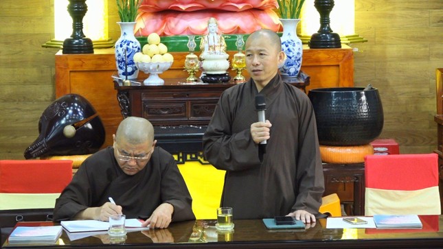 Thượng tọa Thích Minh Nhẫn chủ trì buổi họp