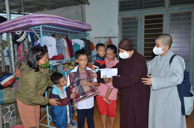 Ni trưởng Thích nữ Diệu Cảnh đã có lời thăm hỏi ân cần về sức khỏe, cuộc sống của bà con