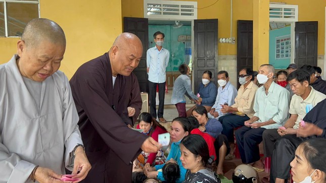 Trao quà đến người mù, khuyết tật huyện Phong Điền - Ảnh: TQ