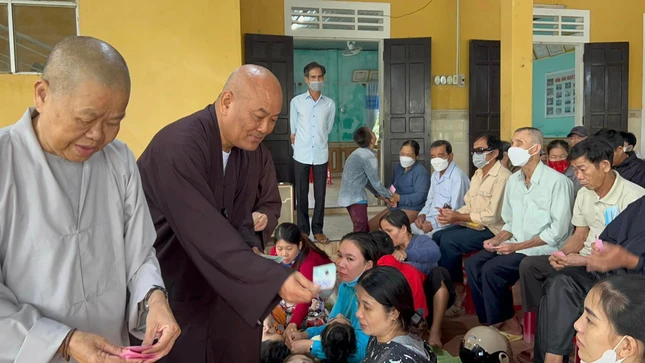 Trao quà đến người mù, khuyết tật huyện Phong Điền - Ảnh: TQ