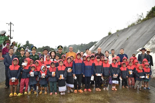 Đoàn Ban Trị sự huyện A Lưới trao quà cho học sinh Lào Đoàn Ban Trị sự huyện A Lưới trao quà cho học sinh Lào
