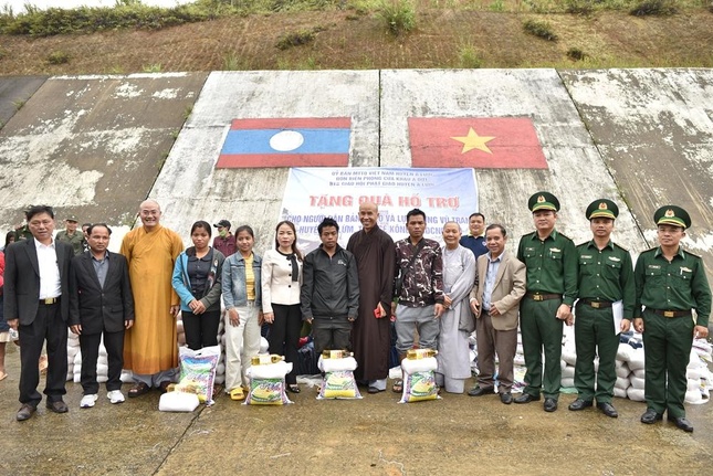 Ban Trị sự GHPGVN huyện A Lưới phối hợp các đơn vị trao quà đến người dân ở biên giới Lào