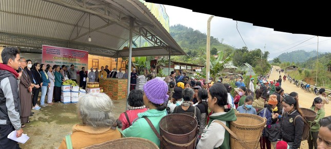 Bà con vùng biên giới đến nhận quà của đoàn Bà con vùng biên giới đến nhận quà của đoàn