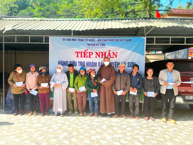 Đại đức Thích Tâm Đạo, Trưởng ban Thông tin - Truyền thông tỉnh Vĩnh Long trao tặng quà cho đồng bào huyện Kỳ Sơn - Ảnh: Ban TTTT Phật giáo VL Đại đức Thích Tâm Đạo, Trưởng ban Thông tin - Truyền thông tỉnh Vĩnh Long trao tặng quà cho đồng bào huyện Kỳ Sơn - Ảnh: Ban TTTT Phật giáo VL