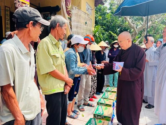 Hòa thượng Thích Khế Chơn trao quà đến bà con