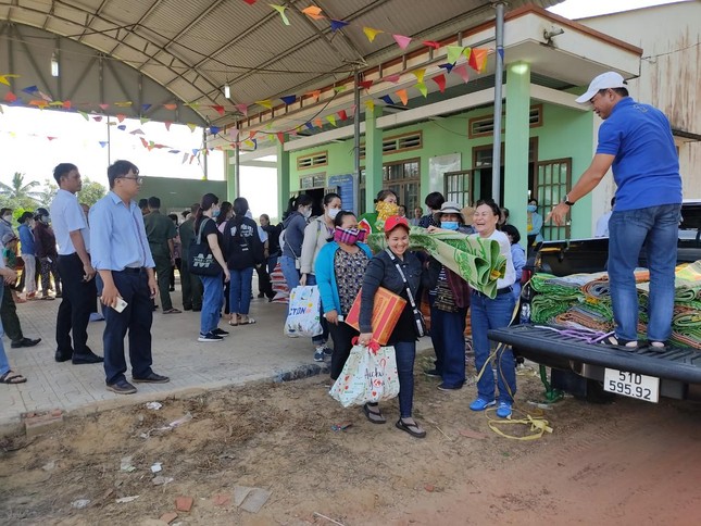 Ban Từ thiện thiền viện Vạn Hạnh trao quà đến bà con huyện Dầu Tiếng - Ảnh: CTV Ban Từ thiện thiền viện Vạn Hạnh trao quà đến bà con huyện Dầu Tiếng - Ảnh: CTV