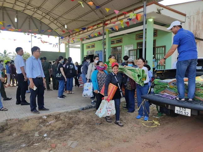 Ban Từ thiện thiền viện Vạn Hạnh trao quà đến bà con huyện Dầu Tiếng - Ảnh: CTV