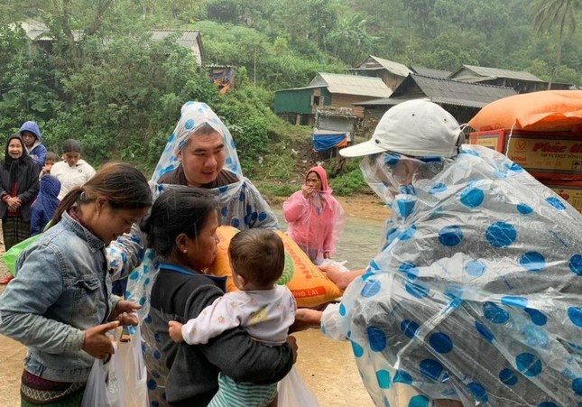 Đại đức Thích Nguyên Nguyệt trao quà đến bà con Đại đức Thích Nguyên Nguyệt trao quà đến bà con