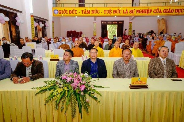 Đại biểu tham dự lễ trao Bằng tốt nghiệp