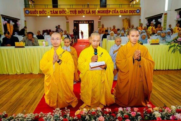 Tăng Ni sinh phát nguyện tu học tinh tấn