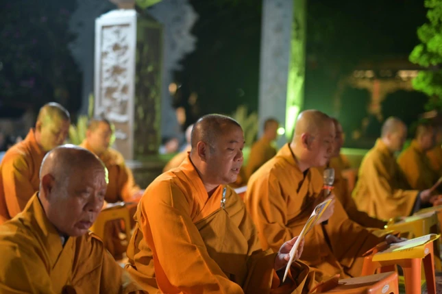 Chư tôn đức Ban Trị sự tỉnh, môn đồ pháp quyến trì tụng kinh Di đà tưởng niệm Trưởng lão Hòa thượng Thích Hiển Pháp, Phó Pháp chủ Hội đồng Chứng minh