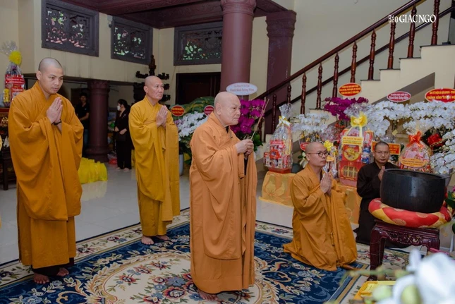 Hòa thượng Thích Thiện Nhơn niêm hương tưởng niệm - Ảnh: Đăng Huy