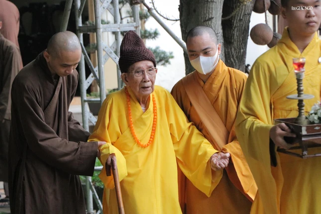 Trưởng lão Hoà thượng Thích Đức Nghiệp quang lâm Nam Thiên Nhất Trụ