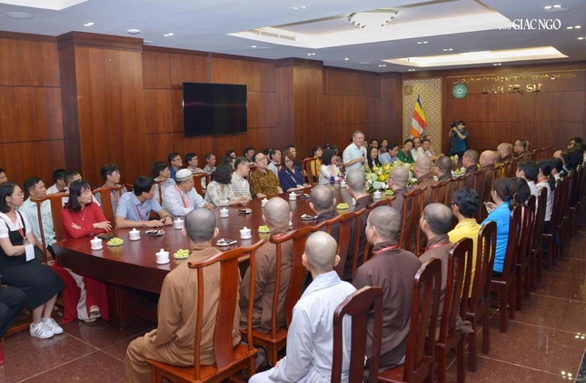 Đoàn gồm 70 vị nhà nghiên cứu, học giả người Mỹ, học viên tham dự Đoàn gồm 70 vị nhà nghiên cứu, học giả người Mỹ, học viên tham dự