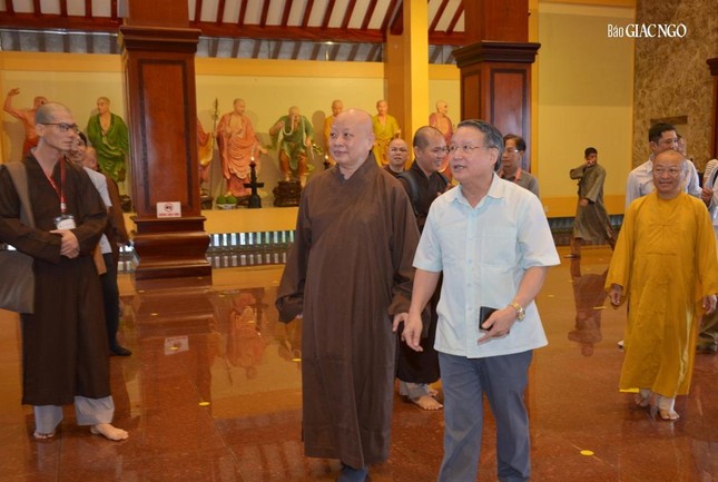 Tham quan chánh điện