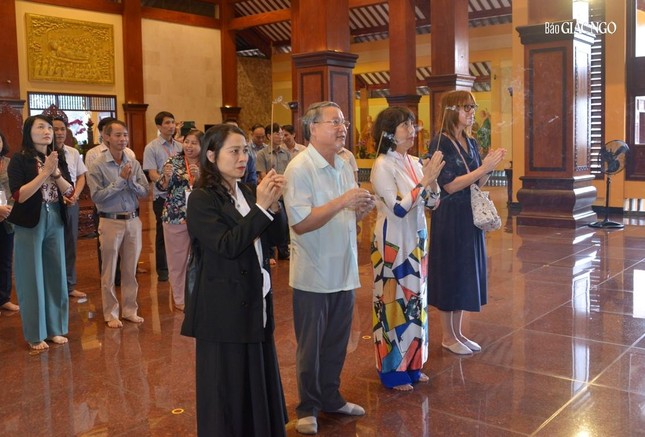 Đoàn dâng hương Đức Phật tại chánh điện