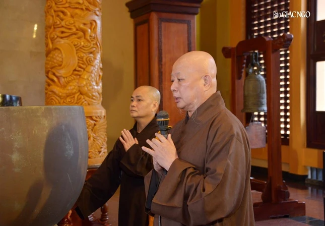 Hòa thượng Thích Lệ Trang hướng dẫn đoàn lễ Phật Hòa thượng Thích Lệ Trang hướng dẫn đoàn lễ Phật