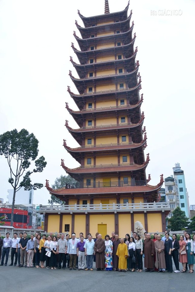 Chụp ảnh lưu niệm trước Bảo tháp Đa Bảo cao 13 tầng trong khuôn viên Việt Nam Quốc Tự