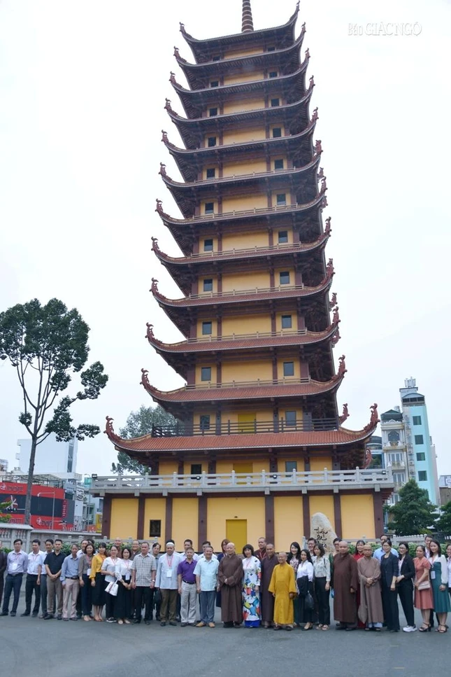 Chụp ảnh lưu niệm trước Bảo tháp Đa Bảo cao 13 tầng trong khuôn viên Việt Nam Quốc Tự Chụp ảnh lưu niệm trước Bảo tháp Đa Bảo cao 13 tầng trong khuôn viên Việt Nam Quốc Tự