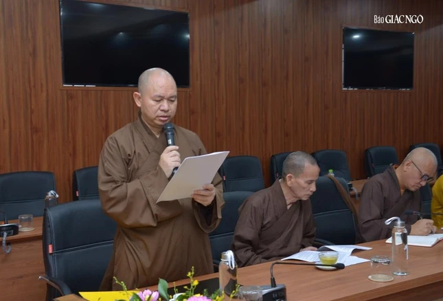 Thượng tọa Thích Đức Thiện báo cáo công tác tiếp thu ý kiến, tu chỉnh bản thảo Hiến chương tu chỉnh lần thứ 7 tại buổi họp của Ban Chỉ đạo Đại hội