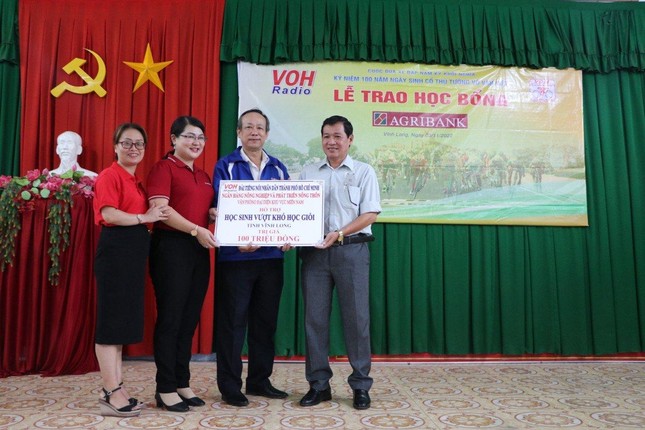 Đại diện địa phương tại thị trấn Vũng Liêm nhận bảng tượng trưng từ ông Lê Công Đồng, Giám đốc Đài Tiếng Nói Nhân Dân TPHCM và đại diện Ngân hàng Agribank
