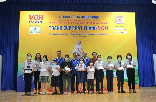 Ban Tổ chức cuộc đua cùng đại diện Agribank trao học bổng đến các em học sinh có hoàn cảnh khó khăn tại huyện Hóc Môn