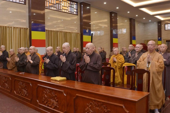 Chư tôn đức Tăng niệm Phật cầu gia hộ Chư tôn đức Tăng niệm Phật cầu gia hộ