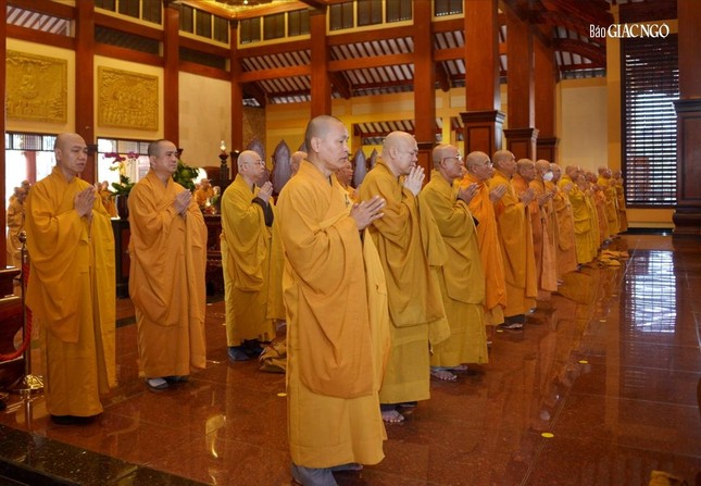 ... nhằm nuôi lớn các thiện pháp, giới thân huệ mạng, hầu duy trì và phát triển sinh mệnh