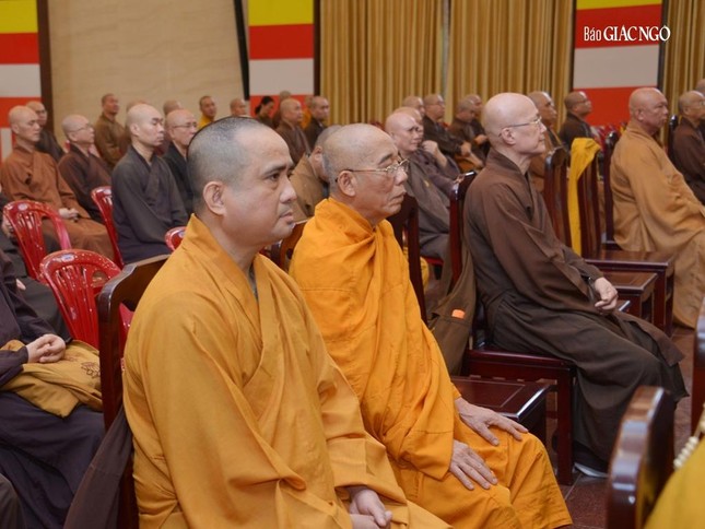 Chư tôn đức tham dự họp