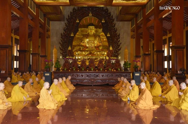 Chư Tăng phân lập cung kính nghe giới Chư Tăng phân lập cung kính nghe giới