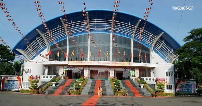 Cờ Phật giáo thiết trí trước Trung tâm Văn hóa tỉnh - nơi diễn ra hai ngày đại hội Cờ Phật giáo thiết trí trước Trung tâm Văn hóa tỉnh - nơi diễn ra hai ngày đại hội