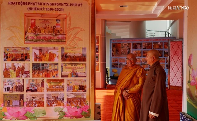 Đại biểu đến sớm thưởng lãm không gian trưng bày thành tựu Phật sự Đại biểu đến sớm thưởng lãm không gian trưng bày thành tựu Phật sự