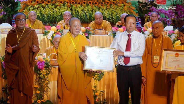 Hòa thượng Thích Quảng Hiển nhận Bằng khen của UBND tỉnh