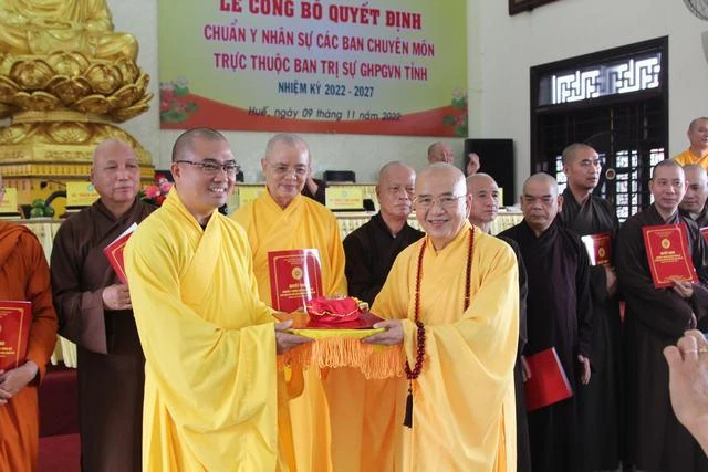 Trao quyết định, ấn dấu đến chư các ban Trao quyết định, ấn dấu đến chư các ban