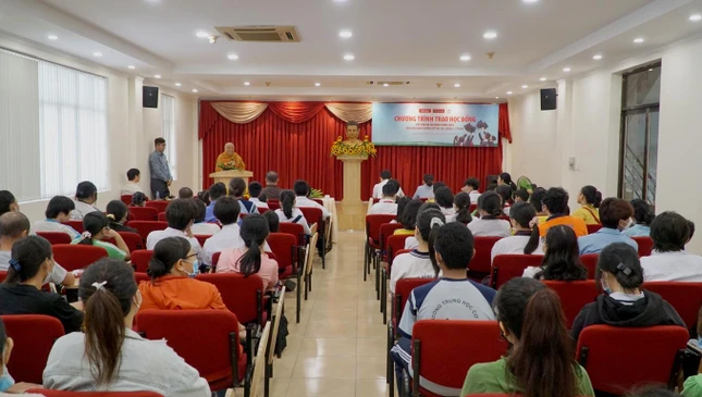 Quang cảnh buổi trao học bổng tại báo Giác Ngộ