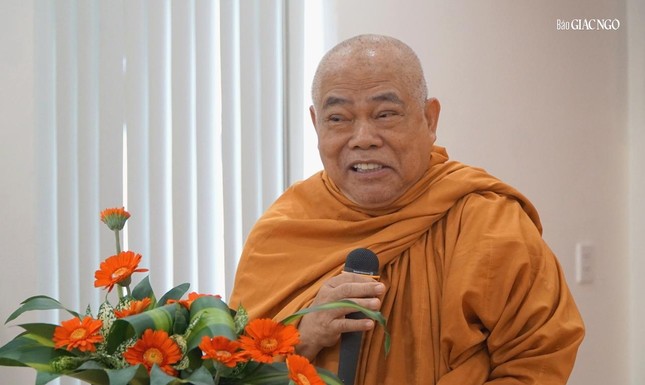 Hòa thượng Thích Giác Toàn, động viên các em học sinh