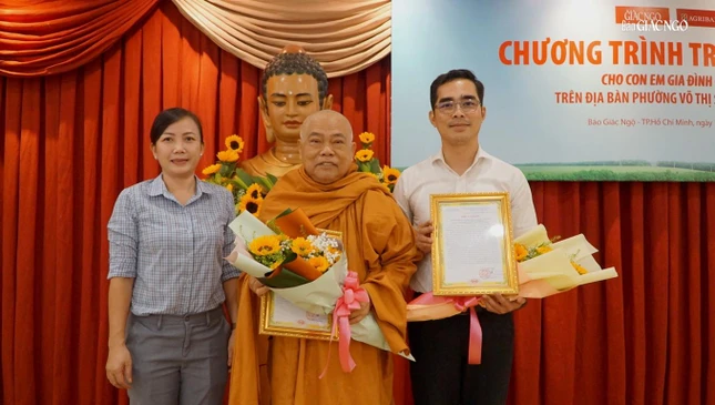 Bà Trần Thị Mỹ Hương tặng hoa tri ân Ban Biên tâp báo Giác Ngộ và Agribank