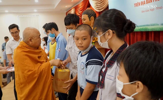Hòa thượng Thích Giác Toàn trao học bổng đến học sinh
