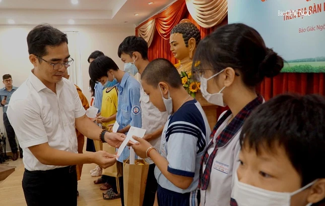 Trao học bổng đến học sinh thuộc gia đình chính sách khó khăn