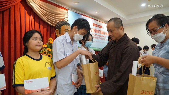 Thượng tọa Thích Tâm Hải trao quà của báo Giác Ngộ đến các học sinh