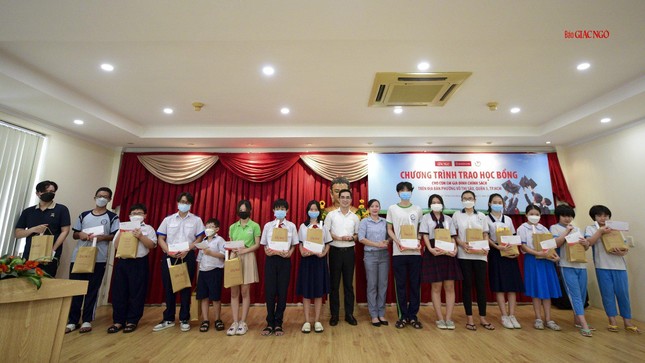 Chụp ảnh lưu niệm cùng học sinh - Ảnh: Quảng Đạo